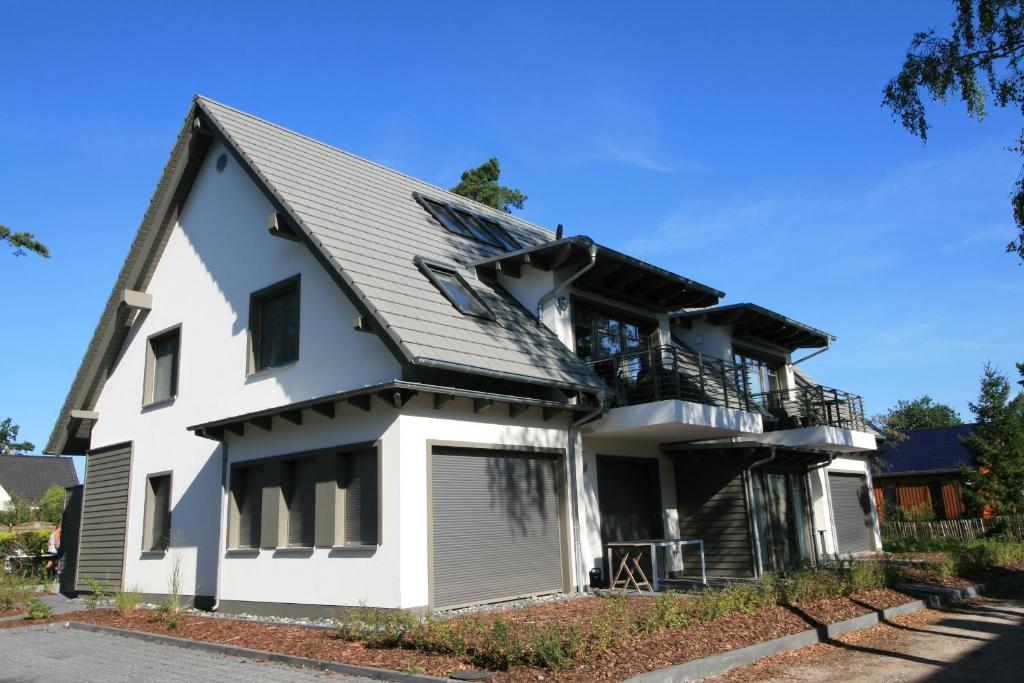 NeuhausにあるHaus Strandkieker Whg 4の黒屋根白屋根