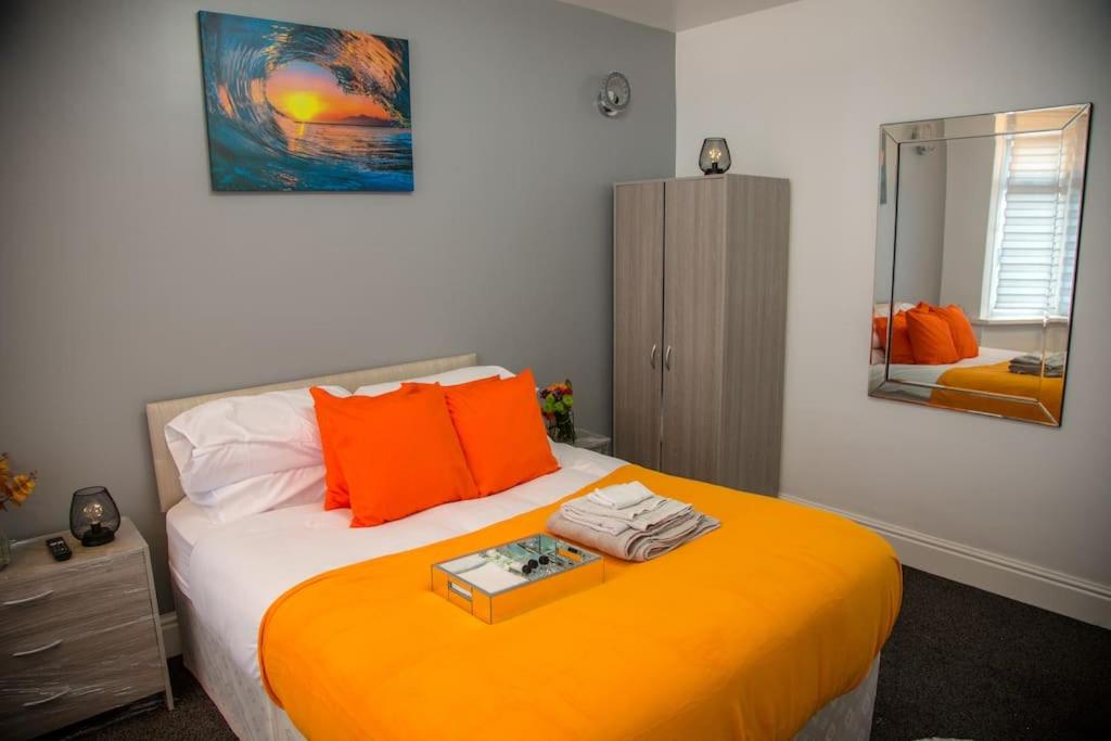 5 bedroom semidetached house 3 double beds 2 single beds