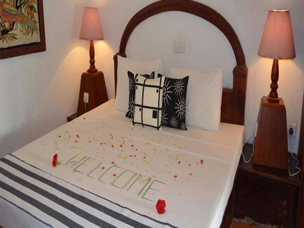 - une chambre dotée d'un lit avec des confettis dans l'établissement Hotel Sun and Sea, à Bentota