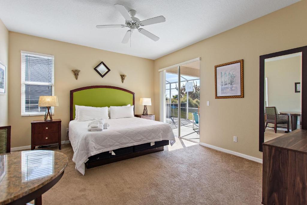 a bedroom with a bed and a ceiling fan at Sun Living- Golf Community, Private Pool 809 villa in Davenport