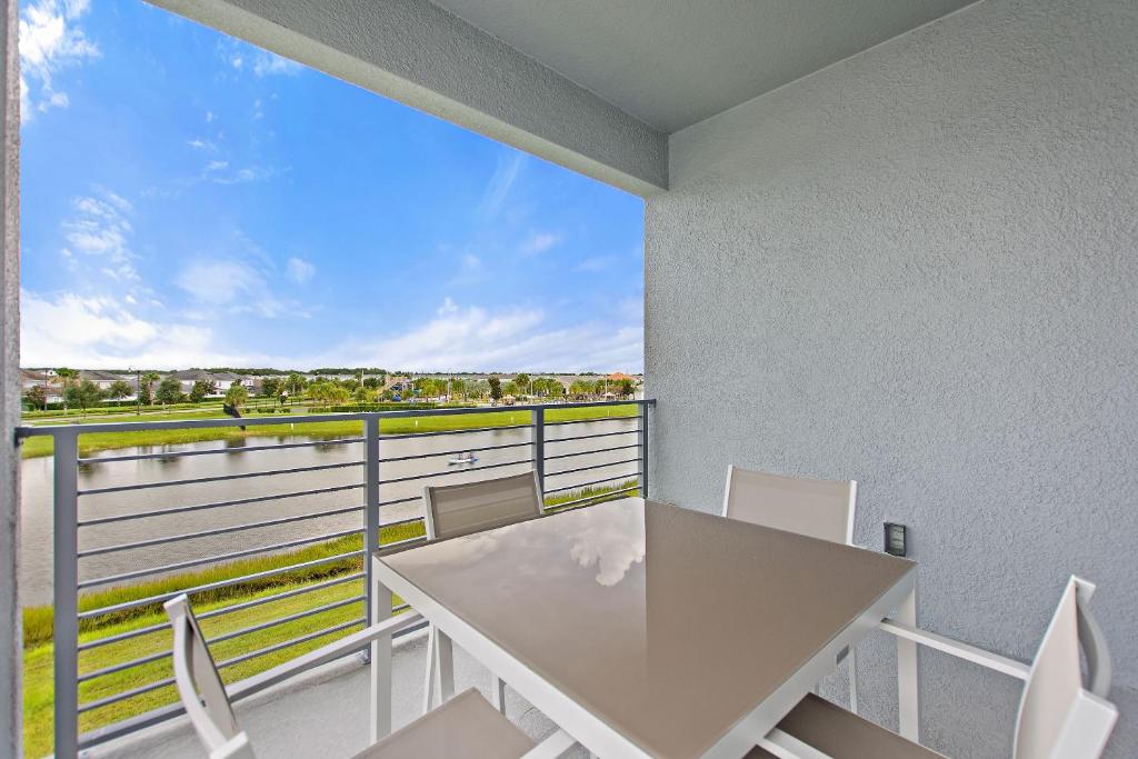 Triple Header Storey Lake by Shine Villas apts, Kissimmee (updated