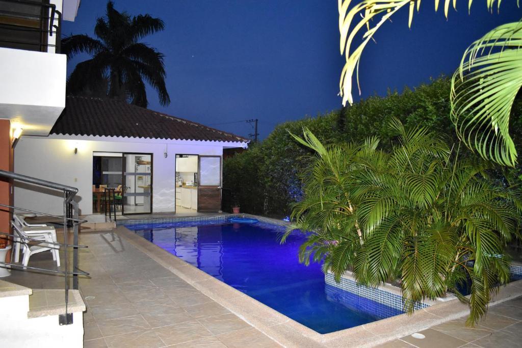 Bazén v ubytování Incluye auxiliar doméstica PISCINA PRIVADA nebo v jeho okolí