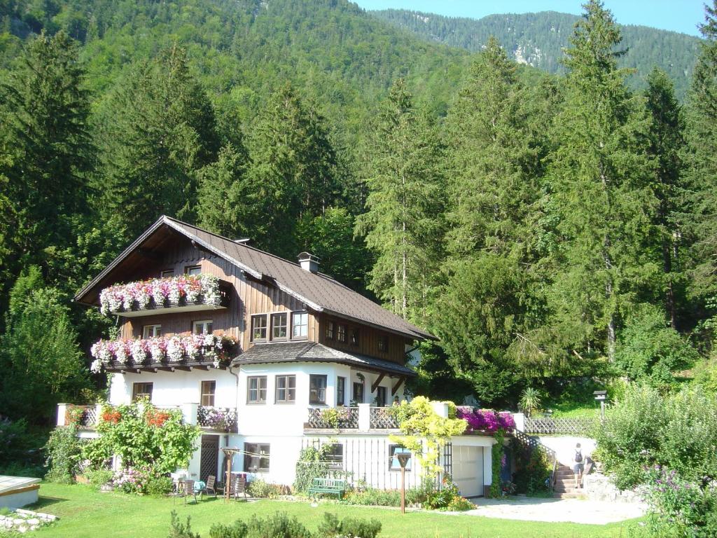 a house with flowers on the side of it at Apartment Stadler in Obertraun