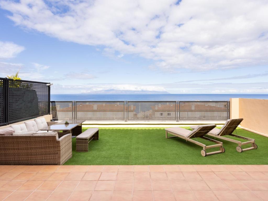 d'une terrasse avec vue sur l'océan. dans l'établissement Apartamento Tenerife, 1 dormitorio, 2 personas - ES-279-9, à Puerto de Santiago