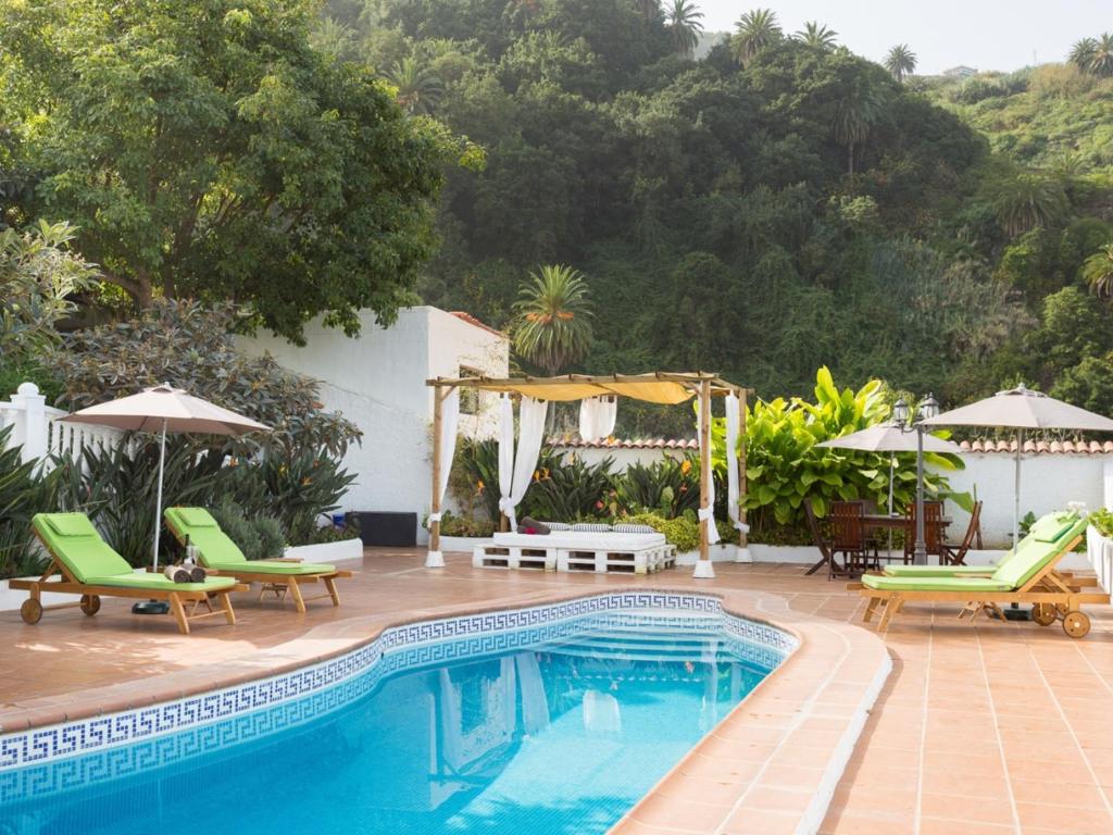Bazén v ubytovaní Casa rural con piscina climatizada y jardín en Icod de los Vinos - ES-279-18 alebo v jeho blízkosti