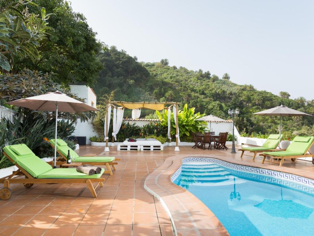 una piscina con tumbonas y una piscina en Villa Icod de los Vinos, 1 dormitorio, 4 personas - ES-279-19, en Icod de los Vinos