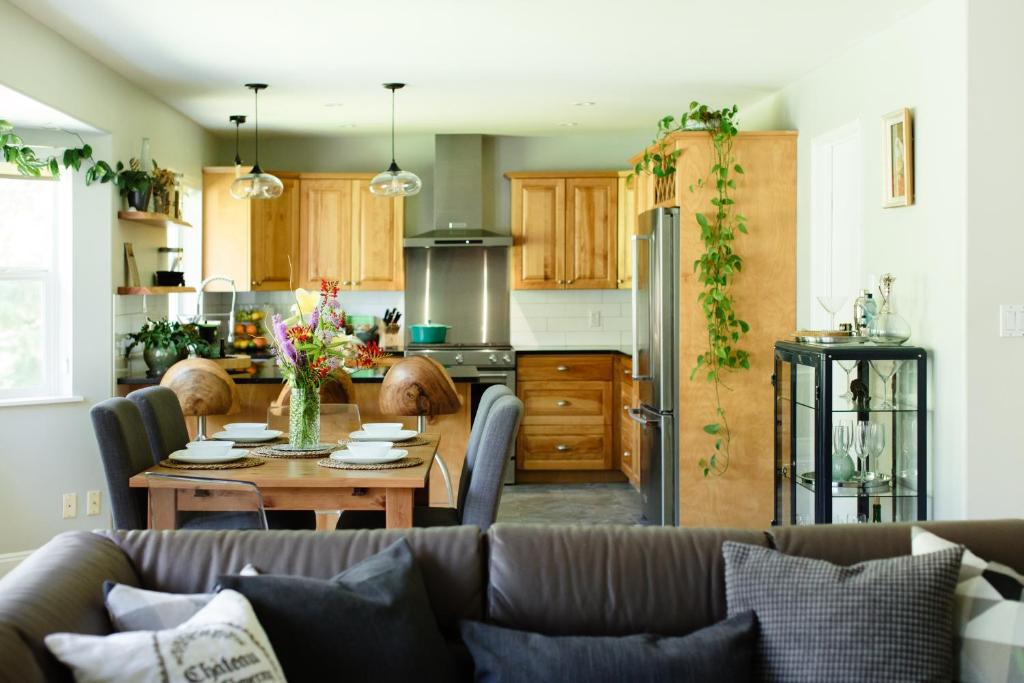 cocina y sala de estar con sofá y mesa en 3BR, 2 bath w/ HOT TUB on private view balcony & AC en Crescent Valley