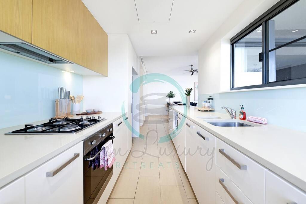 Η κουζίνα ή μικρή κουζίνα στο ZEN Oceania - 2BR Ocean View