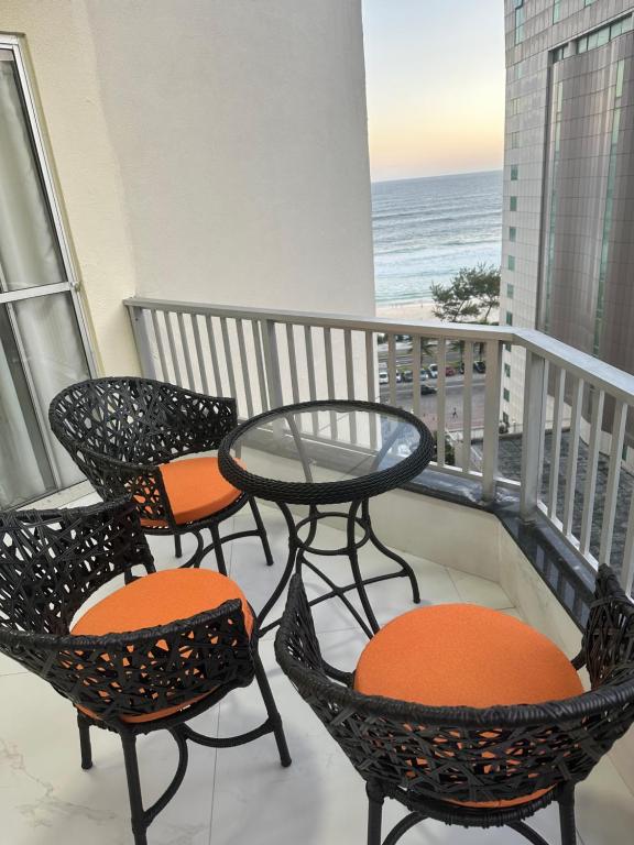 Apartamento Encantador, Pé na Areia. - Housity