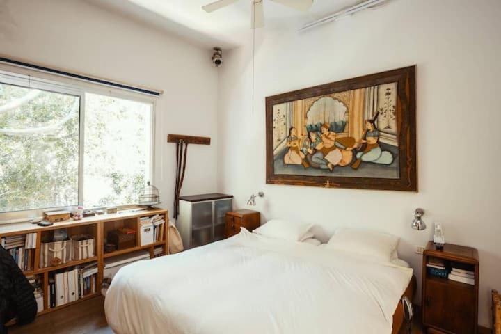 Frishman beach 2Br full of art and light