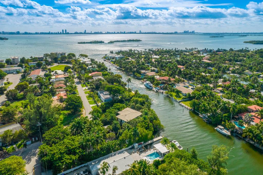 een luchtzicht op een stad naast de rivier bij Villa Bali in Miami