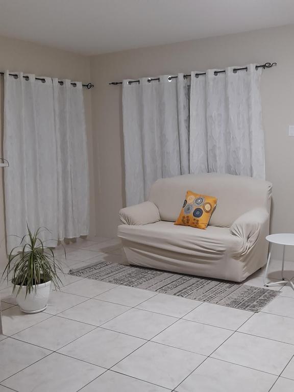 Ultimate Chill Brown's Town - Two-Bedroom House