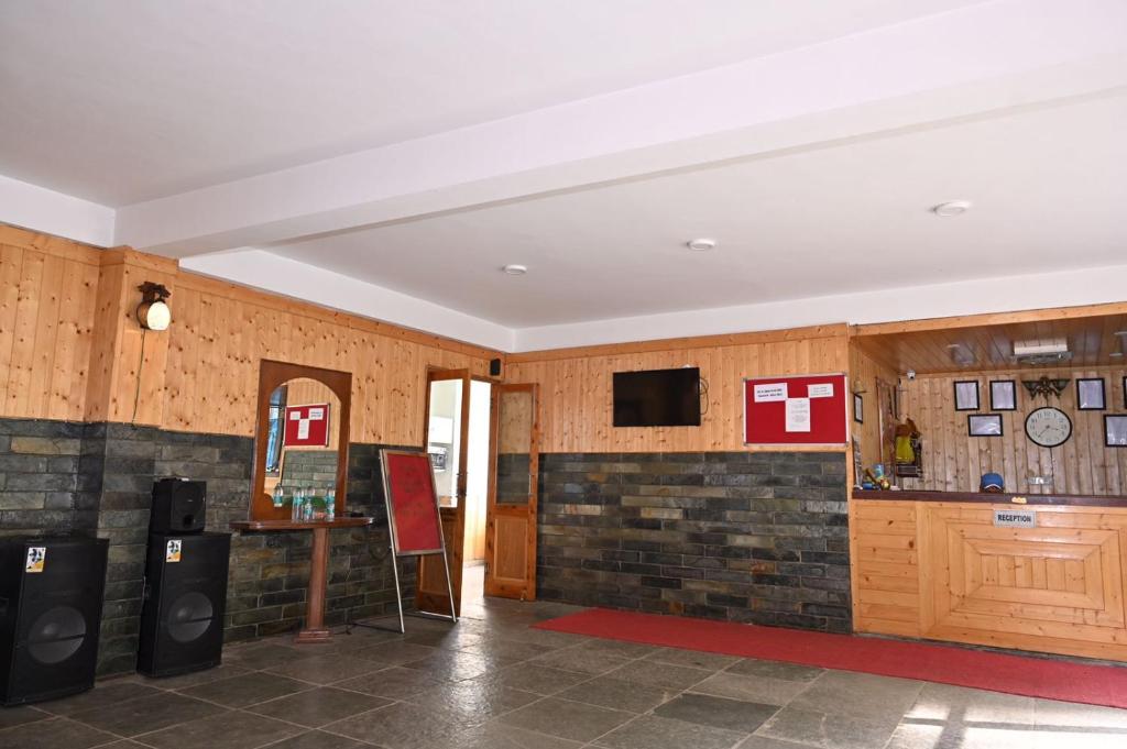 Lounge nebo bar v ubytování Hotel Seven Hills Manali