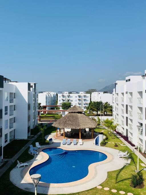 an overhead view of a swimming pool in a resort at Bonito departamento en planta baja en Manzanillo con Alberca in Manzanillo