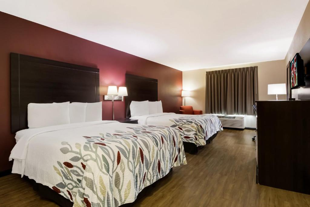 מיטה או מיטות בחדר ב-Red Roof Inn South Bend - Mishawaka
