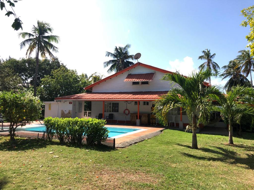 a house with a swimming pool in front of it at Capi´s Place in San Andrés