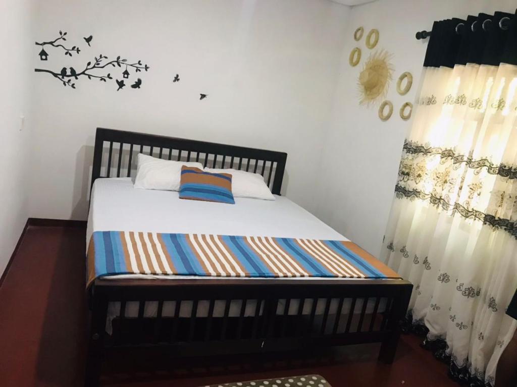 a bedroom with a bed with aokedokedokedoked at CINNAMON LAKE VILLA in Habaraduwa