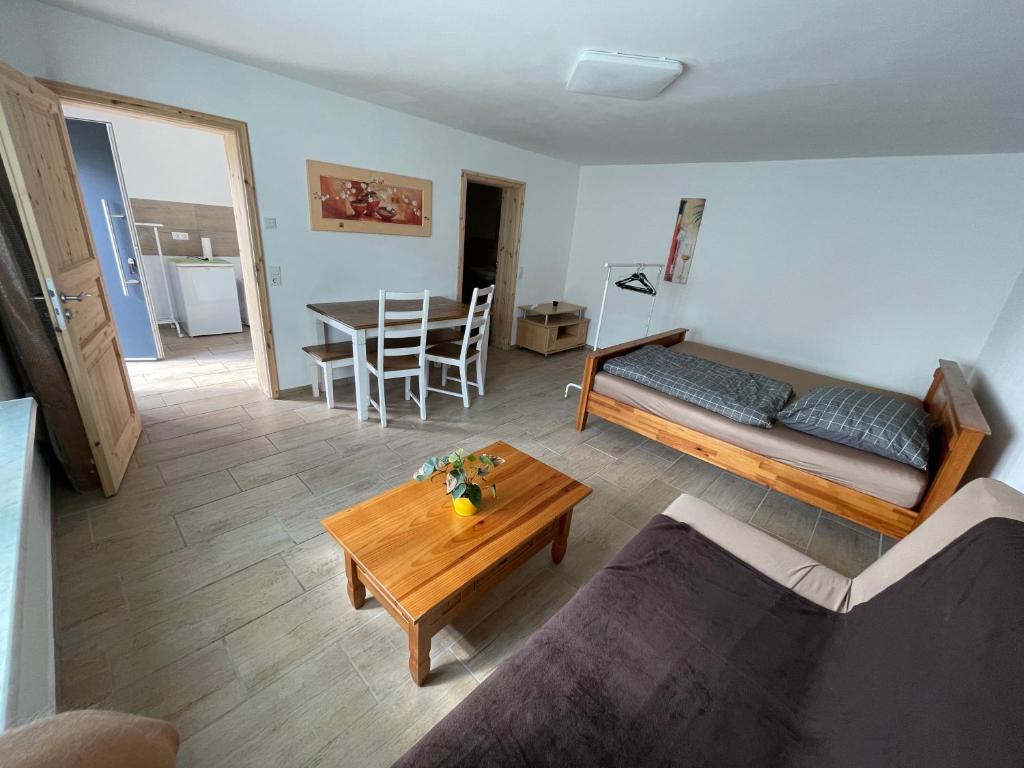 een woonkamer met een bank en een tafel bij W Diamonds Ranch in Großräschen