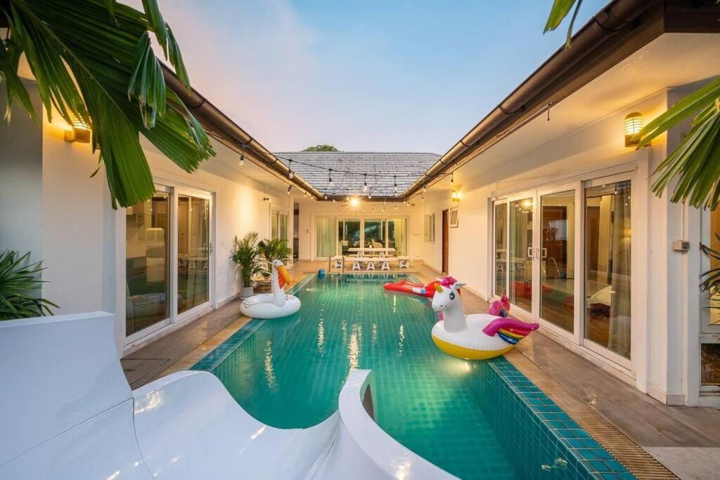 - une piscine avec des bateaux gonflables dans une maison dans l'établissement Private Pool Villa•4BR•PATTAYA, à Ban Rong Po