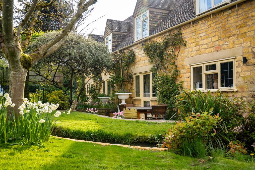 a house with a yard with a lawn with flowers at Lower Mill 2 Cottage Broadway in Broadway