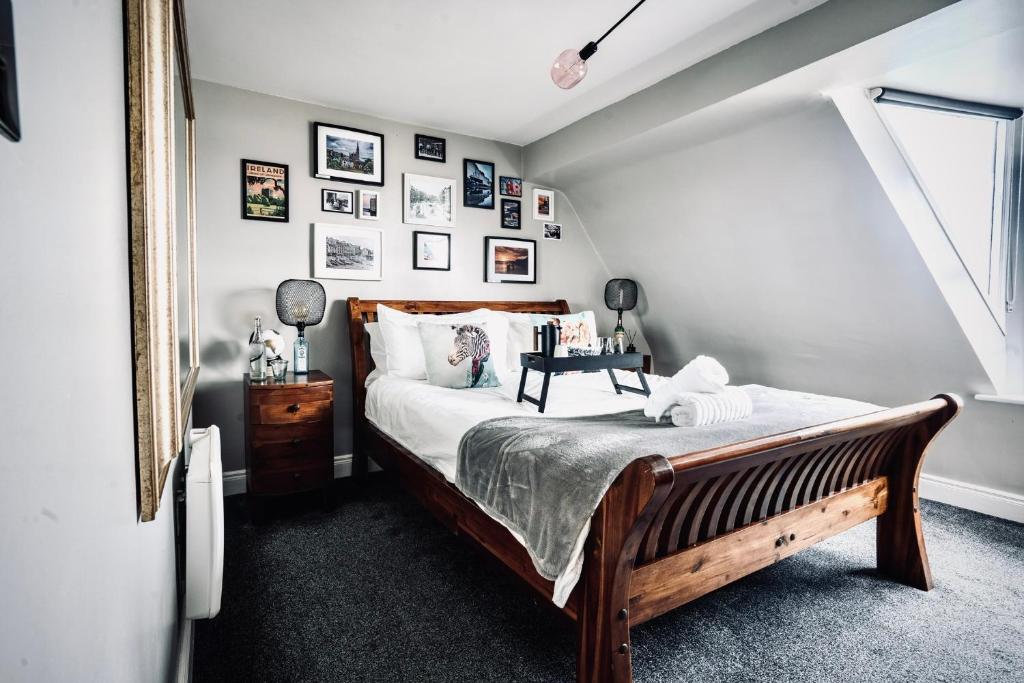 um quarto com uma cama grande e uma estrutura em madeira em Modern Penthouse Apartment in Cobh Town em Cobh