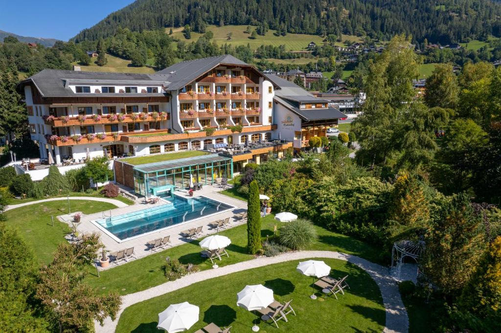 uma vista aérea de um hotel com uma piscina em Kolmhof em Bad Kleinkirchheim