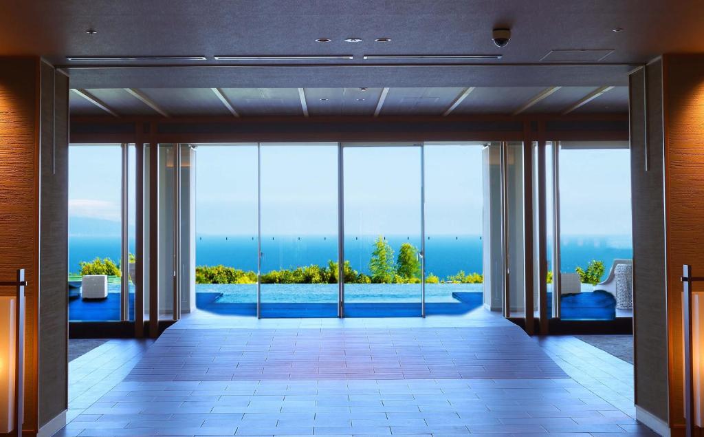 an open lobby with a view of the ocean at KAMENOI HOTEL Izukogen in Ito