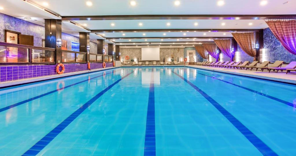 Bazén v ubytování Alpin Resort Hotel nebo v jeho okolí
