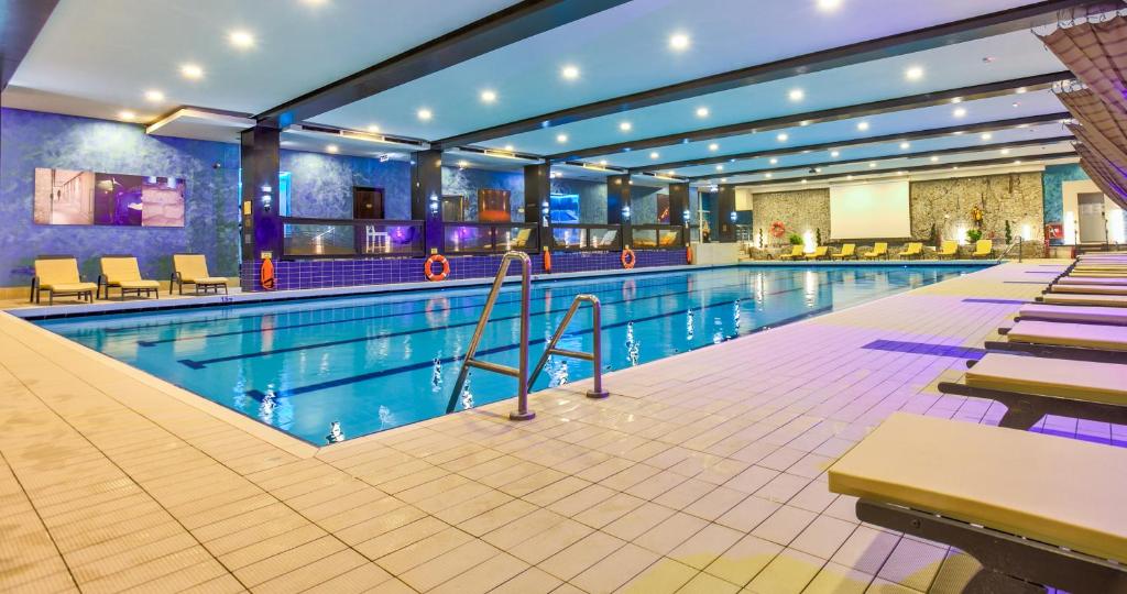Bazén v ubytování Alpin Resort Hotel nebo v jeho okolí
