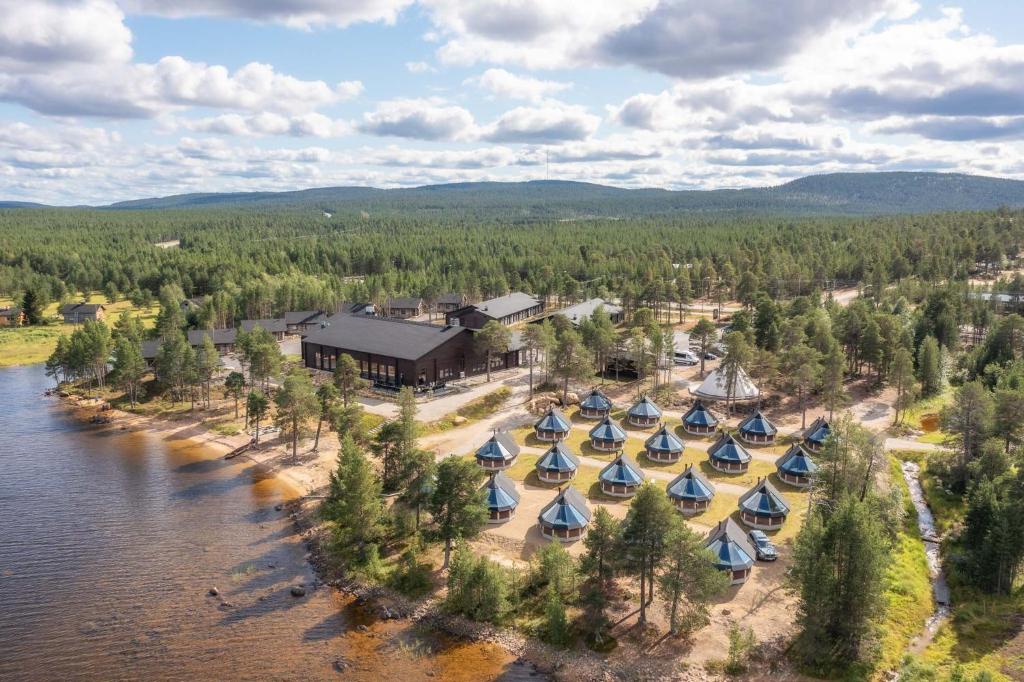 Luftblick auf das Resort und den Fluss in der Unterkunft Wilderness Hotel Inari & Igloos in Inari