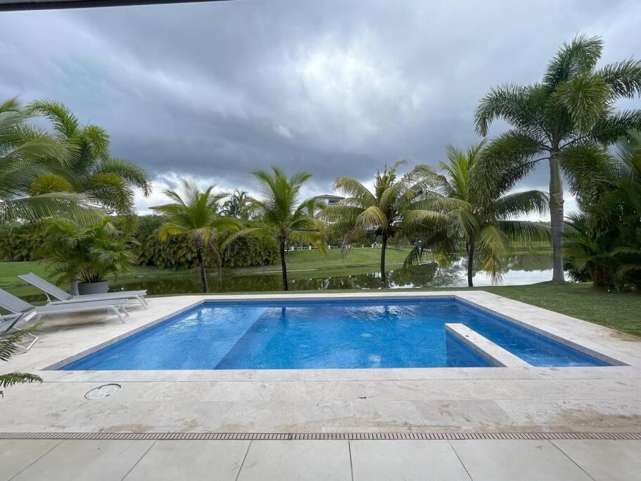 duży basen z palmami w tle w obiekcie Laguna Lake House - Private Pool - Sleeps 12 - Elegant w mieście Playa Blanca