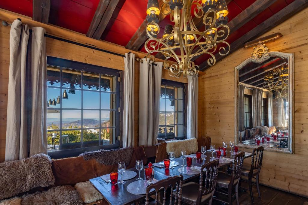 Um restaurante ou outro lugar para comer em Le Coucou Hotel Restaurant & Lounge-Bar
