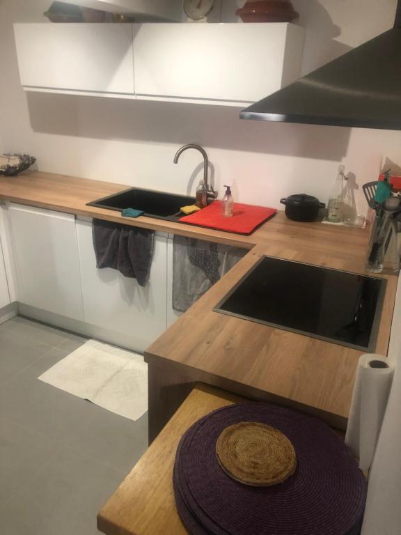 Kuchyňa alebo kuchynka v ubytovaní LA VILLA NESSIRAH