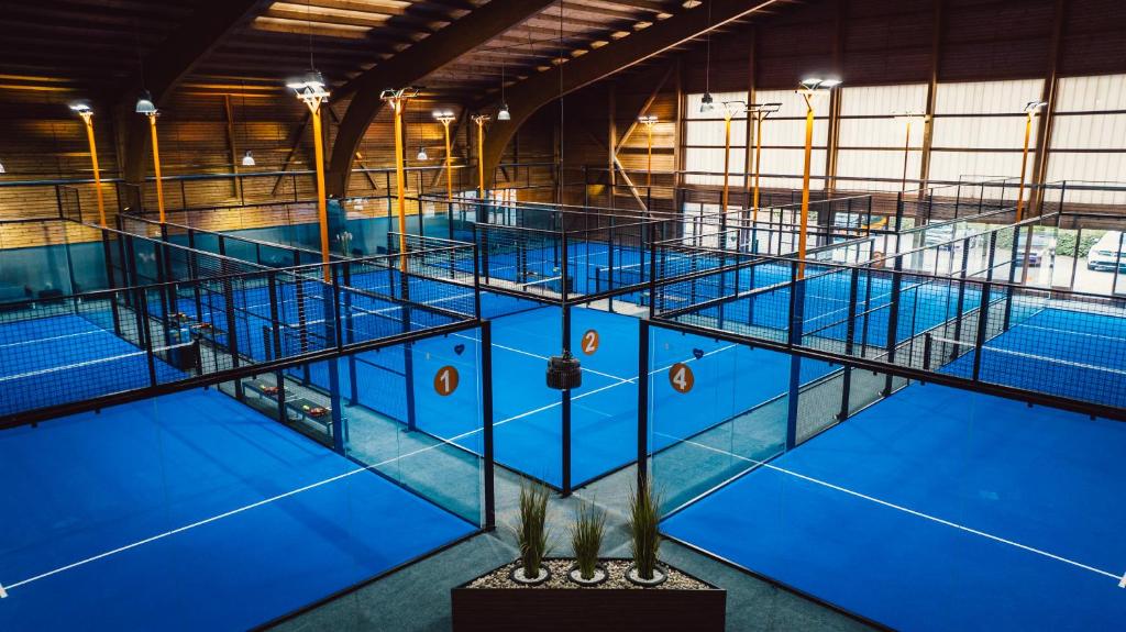 Tenis a/nebo squash v ubytování Aparthotel Baden nebo okolí