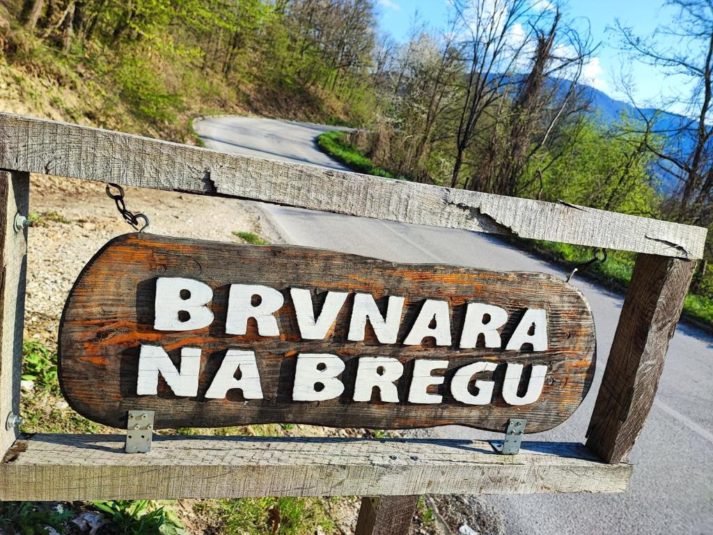 Brvnara na bregu - Housity