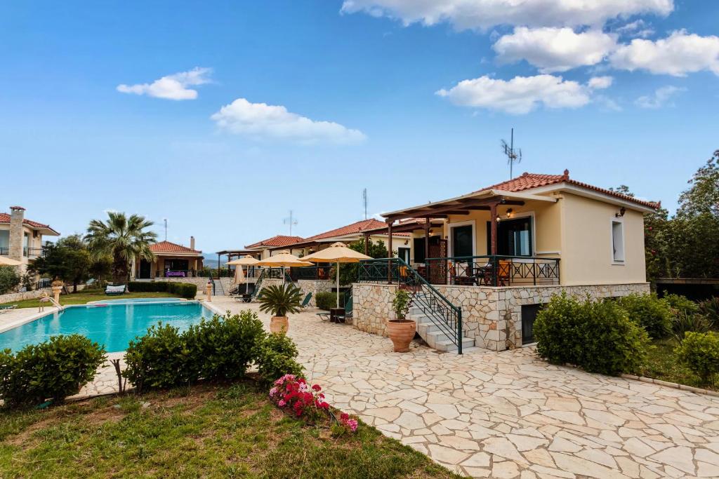 Bazén v ubytování Dukes Poolside Houses nebo v jeho okolí