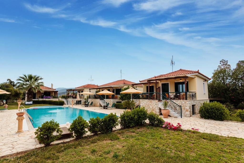 Bazén v ubytování Dukes Poolside Houses nebo v jeho okolí