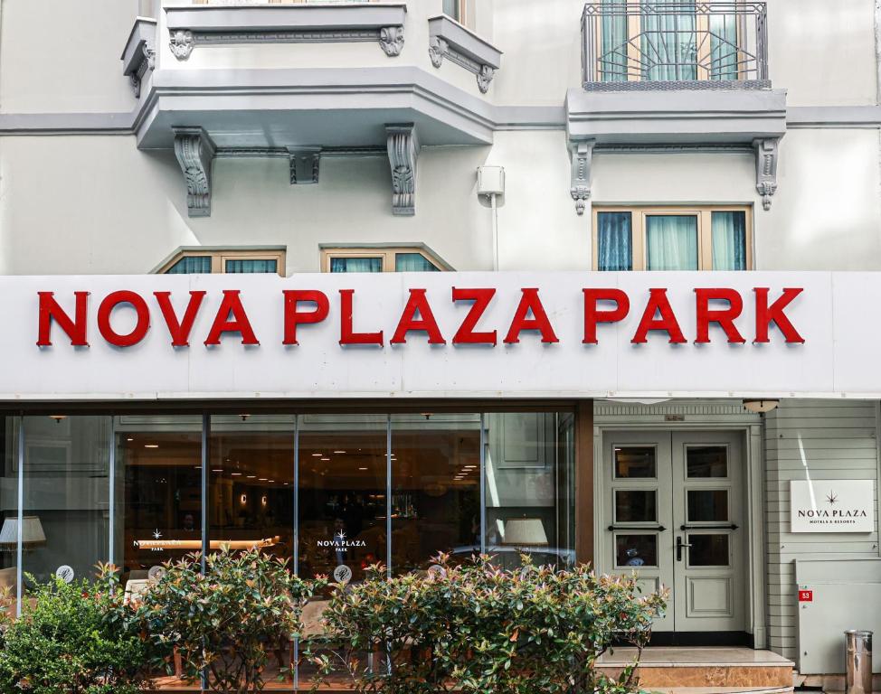 una señal de parque Nova Plaza en la parte delantera de un edificio en Nova Plaza Park Hotel, en Estambul