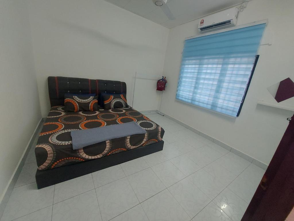 Posteľ alebo postele v izbe v ubytovaní Muslim Nur Homestay