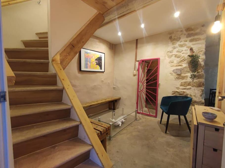 eine Treppe in einem Zimmer mit einem Tisch und einem Stuhl in der Unterkunft Appartement cosy 2/4 personnes in La Roquebrussanne