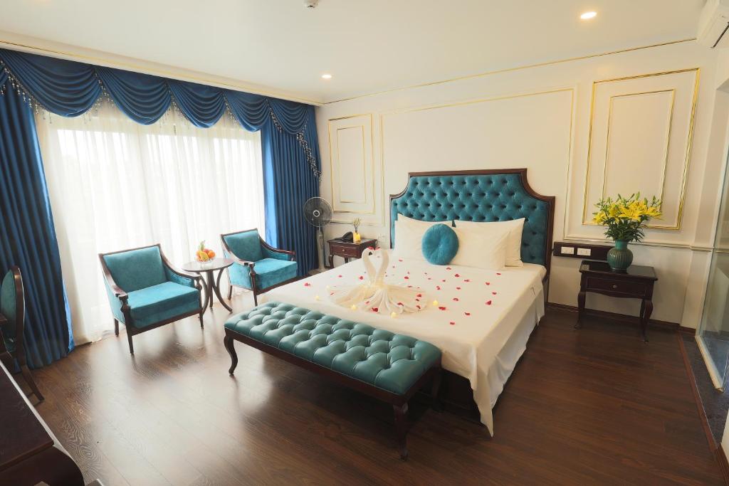 Kama o mga kama sa kuwarto sa Royal Văn Phú Hotel
