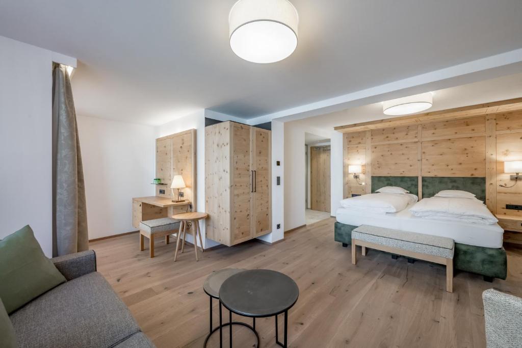 Postel nebo postele na pokoji v ubytování Hotel Enzian & Apartmenthotel Johannes