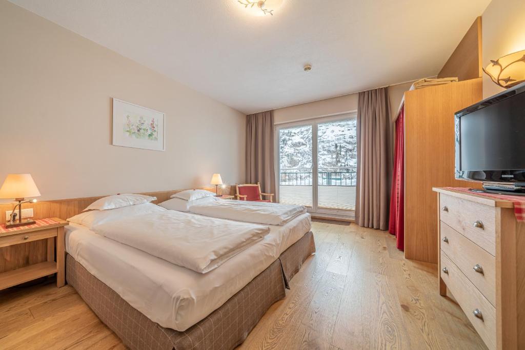 Postel nebo postele na pokoji v ubytování Hotel Enzian & Apartmenthotel Johannes