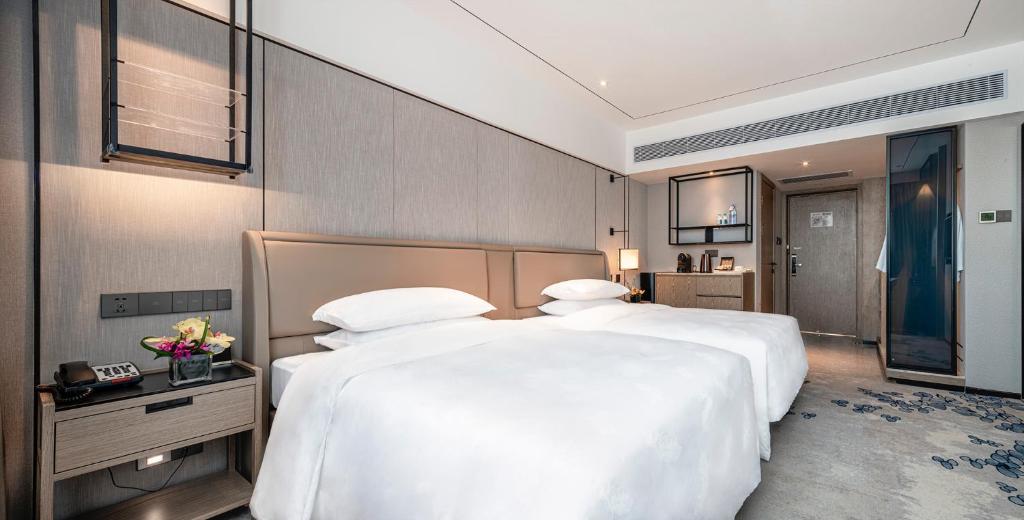 Postel nebo postele na pokoji v ubytování Hotel Landmark Canton