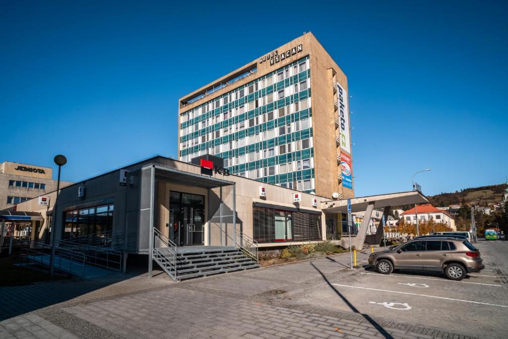 budynek z zaparkowanym przed nim samochodem w obiekcie Hotel Vsacan w mieście Vsetín