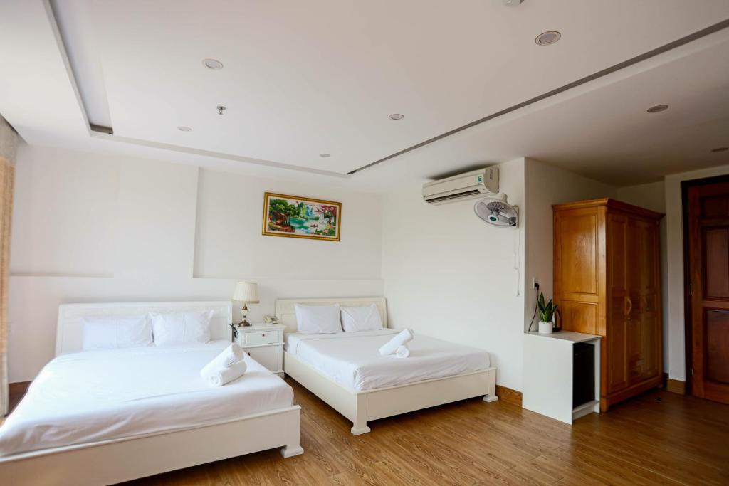 Giường trong phòng chung tại SeaColor Beachstay Danang Hotel by Haviland