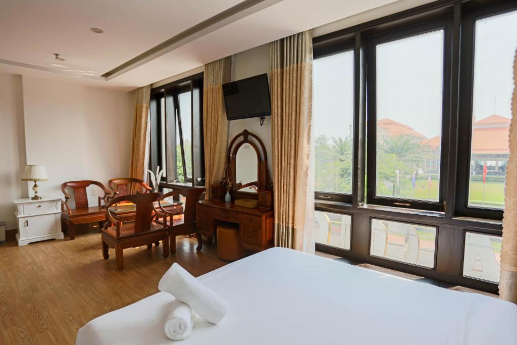 Giường trong phòng chung tại SeaColor Beachstay Danang Hotel by Haviland