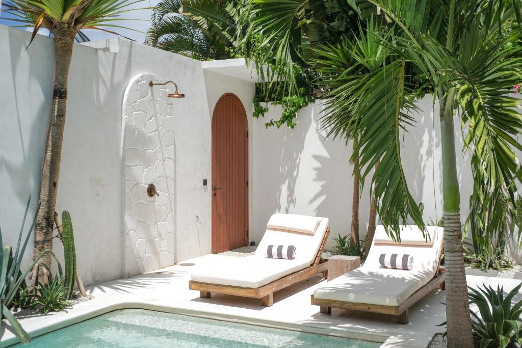 Bazén v ubytování Breathe Boutique Suites nebo v jeho okolí