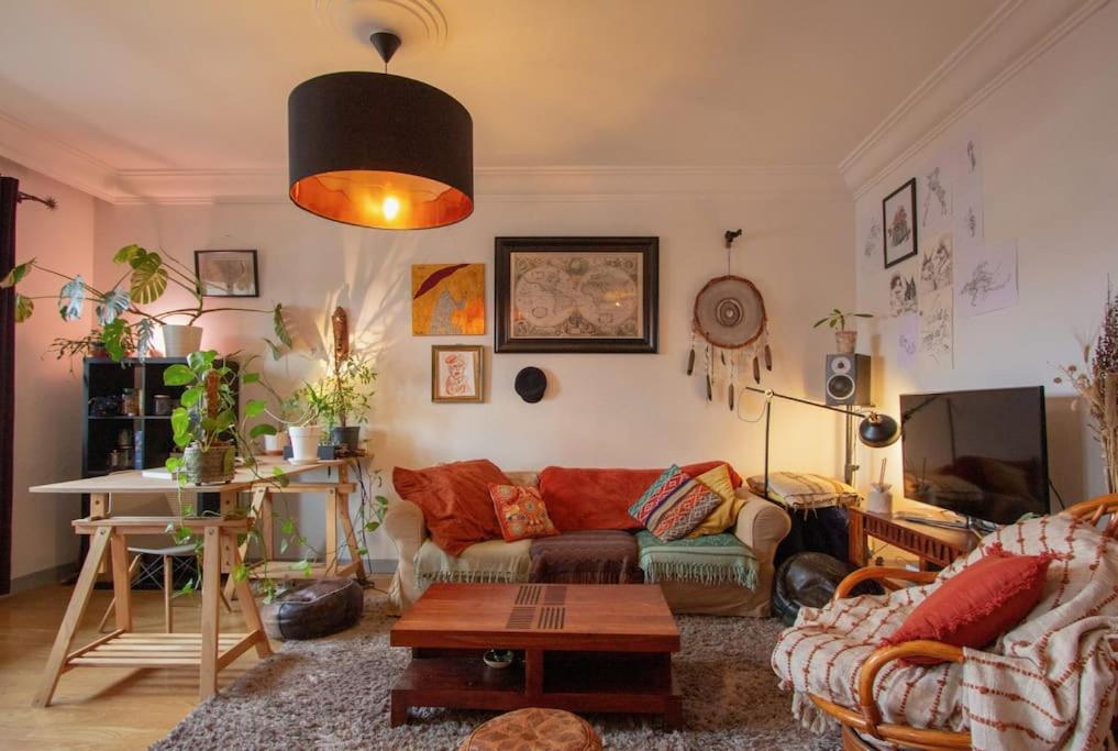 uma sala de estar com um sofá e uma mesa em Appartement T3 70m2 lumineux proche de la gare em Annecy