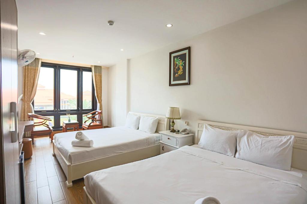 Giường trong phòng chung tại SeaColor Beachstay Danang Hotel by Haviland